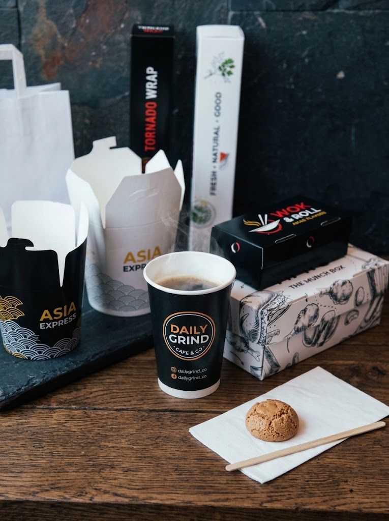 Bedruckte Becher, Asia-Boxen und Servietten mit Kundenlogos