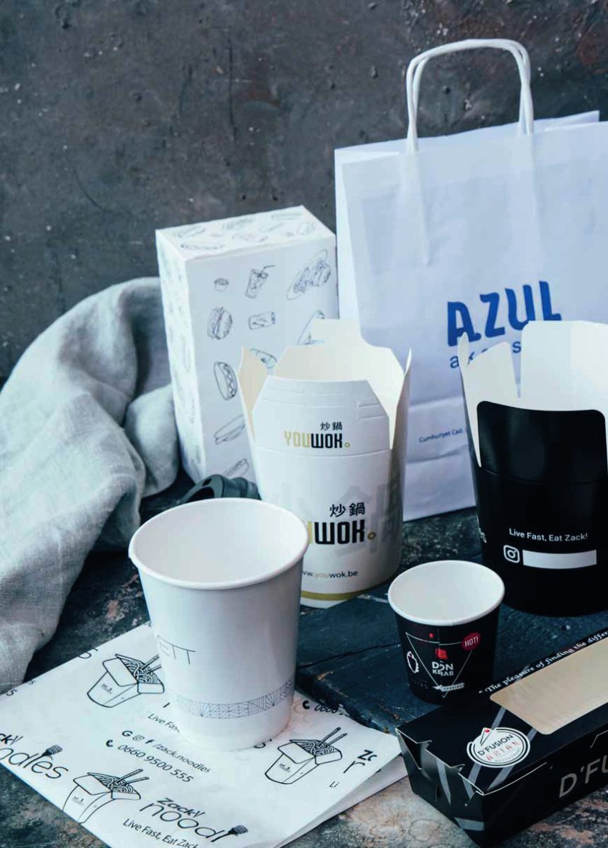 Sortiment bedruckter Verpackungen: Becher, Tüten und Boxen