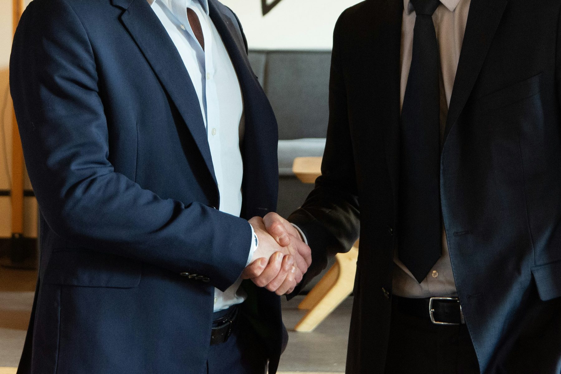 Zwei Geschäftspartner geben sich die Hand